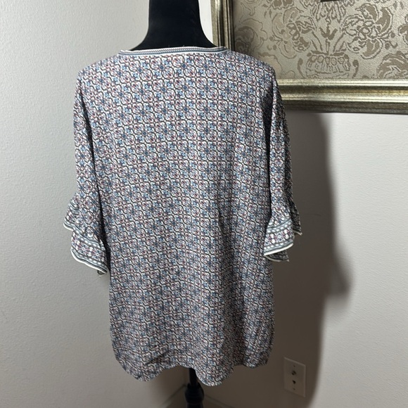 Max Studio blue print v cleavage lightweight ruffle short sleeves tie front top - Picture 3 of 8